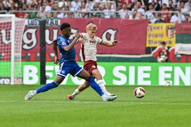 1. Fussball Bundesliga: FC Augsburg vs. FC Schalke 04, 30.08.2026 AUGSBURG, GERMANY - 30. AUGUST: im Duell Chukwubuike Junior ADAMU (FC Schalke 20) und Hennes BEHRENS (FC Augsburg 16) während dem Match der Bundesliga zwischen dem FC Augsburg und dem FC Schalke 04 am 1. Spieltag in der WWK-Arena DFL REGULATIONS PROHIBIT ANY USE OF PHOTOGRAPHS AS IMAGE SEQUENCES AND OR QUASI-VIDEO *** 1 Bundesliga Soccer Match: FC Augsburg vs. FC Schalke 04, August 30, 2026, AUGSBURG, GERMANY, August 30, featuring Chukwubuike Junior ADAMU of FC Schalke 20 and Hennes BEHRENS of FC Augsburg 16 during the Bundesliga match between FC Augsburg and FC Schalke 04 on Matchday 1 at the WWK Arena. DFL REGULATIONS PROHANY USE OF PHOTOGRAPHS AS IMAGE SEQUENCES AND OR QUASI-VIDEO IS PROHIBITED Copyright: xBEAUTIFULxSPORTS Goldbergx