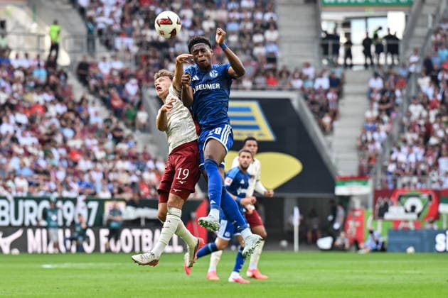 1. Fussball Bundesliga: FC Augsburg vs. FC Schalke 04, 30.08.2026 AUGSBURG, GERMANY - 30. AUGUST: im Duell Robin FELLHAUER (FC Augsburg 19) und Chukwubuike Junior ADAMU (FC Schalke 20) während dem Match der Bundesliga zwischen dem FC Augsburg und dem FC Schalke 04 am 1. Spieltag in der WWK-Arena DFL REGULATIONS PROHIBIT ANY USE OF PHOTOGRAPHS AS IMAGE SEQUENCES AND OR QUASI-VIDEO *** 1 Bundesliga Soccer Match: FC Augsburg vs. FC Schalke 04, August 30, 2026, AUGSBURG, GERMANY, August 30, featuring Robin FELLHAUER (FC Augsburg, No. 19) and Chukwubuike Junior ADAMU (FC Schalke, No. 20) during the Bundesliga match between FC Augsburg and FC Schalke 04 on Matchday 1 at the WWK Arena. DFL REGULATIONS PROPROHIBIT ANY USE OF PHOTOGRAPHS AS IMAGE SEQUENCES AND OR QUASI-VIDEO Copyright: xBEAUTIFULxSPORTS Goldbergx