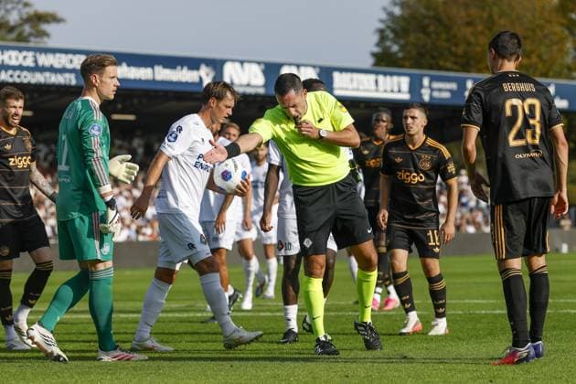 VELSEN, 30-08-2026 , BUKO Stadium , season 2026 2027 , Dutch Eredivisie football , match between Telstar and Ajax , picture shows referee Dennis Higler and Ajax goalkeeper Marc Andre ter Stegen Telstar - Ajax  x206252547x Copyright: