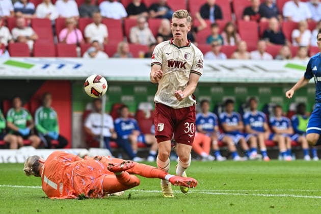 1. Fussball Bundesliga: FC Augsburg vs. FC Schalke 04, 30.08.2026 AUGSBURG, GERMANY - 30. AUGUST: im Duell Loris KARIUS (FC Schalke 1) und Anton KADE (FC Augsburg 30) während dem Match der Bundesliga zwischen dem FC Augsburg und dem FC Schalke 04 am 1. Spieltag in der WWK-Arena ( DFL REGULATIONS PROHIBIT ANY USE OF PHOTOGRAPHS AS IMAGE SEQUENCES AND OR QUASI-VIDEO *** 1 Bundesliga Soccer Match: FC Augsburg vs. FC Schalke 04, August 30, 2026, AUGSBURG, GERMANY, August 30, featuring Loris KARIUS (FC Schalke 1) and Anton KADE (FC Augsburg 30) during the Bundesliga match between FC Augsburg and FC Schalke 04 on Matchday 1 at the WWK Arena. DFL REGULATIONS PROHIBIT ANY USE OF PHOTOGRAPHSOGRAPHS AS IMAGE SEQUENCES AND OR QUASI-VIDEO Copyright: xBEAUTIFULxSPORTS Goldbergx