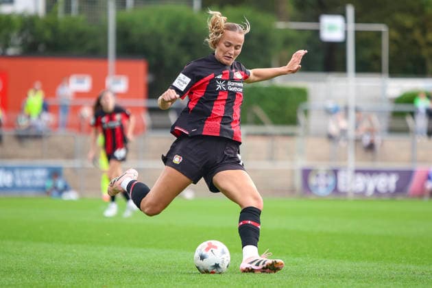 30.08.2026, GER, Fussball, Frauen, Google-Pixel Frauen- Bundesliga , Saison 2026 2027, Bayer 04 Leverkusen - VfL Wolfsburg Lobje Loonen (B04) in Aktion am Ball, Einzelaktion Leverkusen Ulrich-Haberland-Stadion Nordrhein-Westfalen Deutschland *** August 30, 2026, GER, Soccer, Women s, Google Pixel Women s Bundesliga, 2026–2027 Season, Bayer 04 Leverkusen vs. VfL Wolfsburg, Lobje Loonen (B04) in action with the ball, solo play, Ulrich Haberland Stadium, Leverkusen, North Rhine-Westphalia, Germany Copyright: xAdrianxSchlüterx