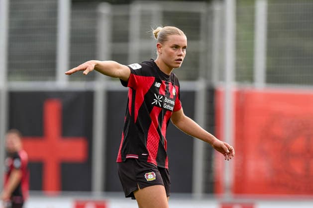 30.08.2026, GER, Fussball, Frauen, Google-Pixel Frauen- Bundesliga , Saison 2026 2027, Bayer 04 Leverkusen - VfL Wolfsburg Cornelia Kramer (B04) gestikuliert, Gestik Leverkusen Ulrich-Haberland-Stadion Nordrhein-Westfalen Deutschland *** August 30, 2026, GER, Soccer, Women s, Google Pixel Women s Bundesliga, 2026–2027 Season, Bayer 04 Leverkusen vs. VfL Wolfsburg, Cornelia Kramer (B04) gesturing, Gestures, Leverkusen, Ulrich Haberland Stadium, North Rhine-Westphalia, Germany Copyright: xAdrianxSchlüterx