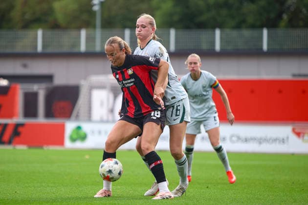 30.08.2026, GER, Fussball, Frauen, Google-Pixel Frauen- Bundesliga , Saison 2026 2027, Bayer 04 Leverkusen - VfL Wolfsburg Lobje Loonen (B04) und Camilla Küver (WOB) im Kampf um den Ball Leverkusen Ulrich-Haberland-Stadion Nordrhein-Westfalen Deutschland *** August 30, 2026, GER, Soccer, Women s, Google Pixel Women s Bundesliga, 2026–2027 season, Bayer 04 Leverkusen vs. VfL Wolfsburg: Lobje Loonen (B04) and Camilla Küver (WOB) battling for the ball at the Ulrich Haberland Stadium in Leverkusen, North Rhine-Westphalia, Germany Copyright: xAdrianxSchlüterx