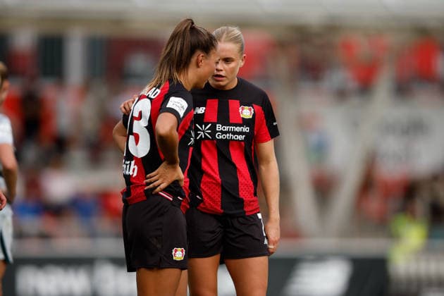 Fußball I Frauen I Bundesliga I Saison 2026-2027 I 2. Spieltag I Bayer 04 Leverkusen - VfL Wolfsburg I 30.08.2026 Maja Sternad (23, Bayer 04 Leverkusen) und Cornelia Kramer (7, Bayer 04 Leverkusen) besprechen sich in einer kurzen Unterbrechung. Leverkusen Ulrich-Haberland-Stadion Niedersachsen Deutschland *** Soccer I Women s Soccer I Bundesliga I 2026–2027 Season I Matchday 2 I Bayer 04 Leverkusen vs. VfL Wolfsburg I August 30, 2026 Maja Sternad 23, Bayer 04 Leverkusen and Cornelia Kramer (7), Bayer 04 Leverkusen, confer during a brief stoppage in play at the Ulrich Haberland Stadium in Leverkusen, Lower Saxony, Germany Copyright: xLobeca CedricxSiefkerx