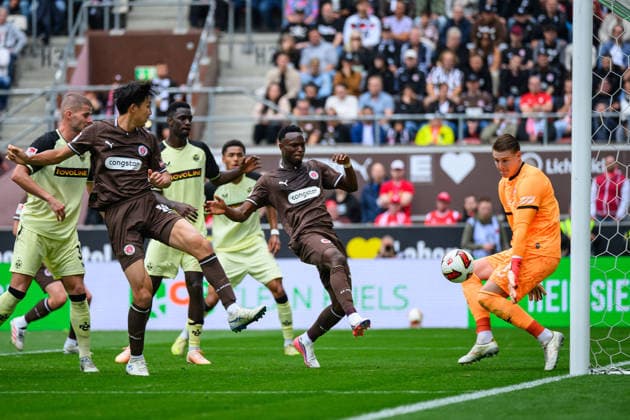 Fußball I Saison 2026-2027 I 2. Bundesliga I 3. Spieltag I FC St. Pauli - 1. FC Kaiserslautern I 30.08.2026 Abdoulie Ceesay (9, FC St. Pauli), Julian Krahl (1, 1. FC Kaiserslautern) Hamburg Millerntor-Stadion Hamburg Deutschland *** Soccer 2026–2027 Season 2. Bundesliga Matchday 3 FC St. Pauli vs. 1. FC Kaiserslautern August 30, 2026 Abdoulie Ceesay 9, FC St. Pauli, Julian Krahl 1, 1 FC Kaiserslautern, Hamburg, Millerntor Stadium, Hamburg, Germany Copyright: xLobecax xHenningxRohlfsx