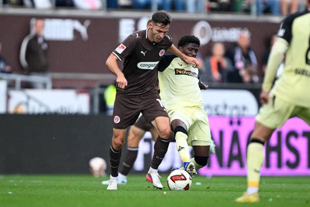 2. Bundesliga - FC St. Pauli - 1. FC Kaiserslautern am 30.08.2026 im Millerntor-Stadion in Hamburg Branimir Hrgota (St. Pauli) im Zweikampf gegen Ibrahim Kanate (Kaiserslautern) *** 2. Bundesliga: FC St. Pauli 1, FC Kaiserslautern on August 30, 2026, at Millerntor Stadium in Hamburg; Branimir Hrgota of St. Pauli in a tackle against Ibrahim Kanate of Kaiserslautern MT