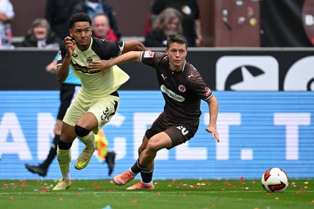 2. Bundesliga - FC St. Pauli - 1. FC Kaiserslautern am 30.08.2026 im Millerntor-Stadion in Hamburg Thierry Fidjeu-Tazemeta (Kaiserslautern) im Zweikampf gegen Mathias Rasmussen (St. Pauli) *** 2. Bundesliga: FC St. Pauli 1, FC Kaiserslautern on August 30, 2026, at Millerntor Stadium in Hamburg. Thierry Fidjeu Tazemeta of Kaiserslautern in a tackle against Mathias Rasmussen of St. Pauli MT