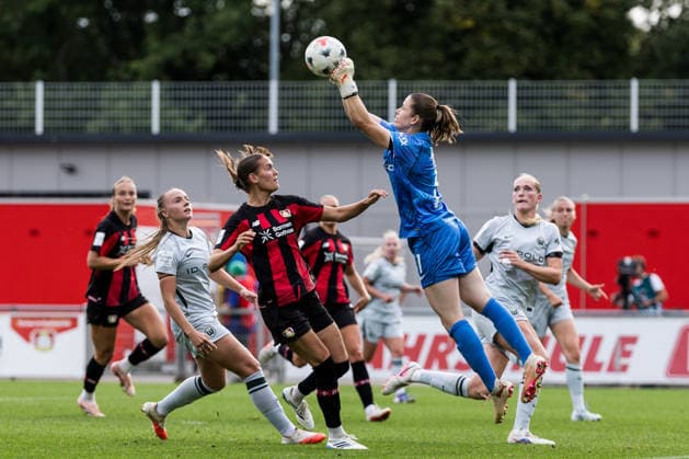 GOOGLE PIXEL Frauen-Bundesliga, Bayer 04 Leverkusen - VfL Wolfsburg; 30.08.2026 Stina Johannes (VfL Wolfsburg, 1) blockt einen Torschussversuch GOOGLE PIXEL Frauen-Bundesliga, Bayer 04 Leverkusen - VfL Wolfsburg, Leverkusen, Ulrich-Haberland-Stadion am 30.08.2026 DFB REGULATIONS PROHIBIT ANY USE OF PHOTOGRAPHS AS IMAGE SEQUENCES AND OR QUASI-VIDEO. *** GOOGLE PIXEL Women s Bundesliga, Bayer 04 Leverkusen vs. VfL Wolfsburg, August 30, 2026, Stina Johannes (VfL Wolfsburg) blocks a shot on goal; GOOGLE PIXEL Women s Bundesliga, Bayer 04 Leverkusen vs. VfL Wolfsburg, Leverkusen, Ulrich Haberland Stadium on August 30, 2026. DFB regulations prohibit any use of photographs as image sequences and or quasi-video. Copyright: xBEAUTIFULxSPORTS Wunderlx