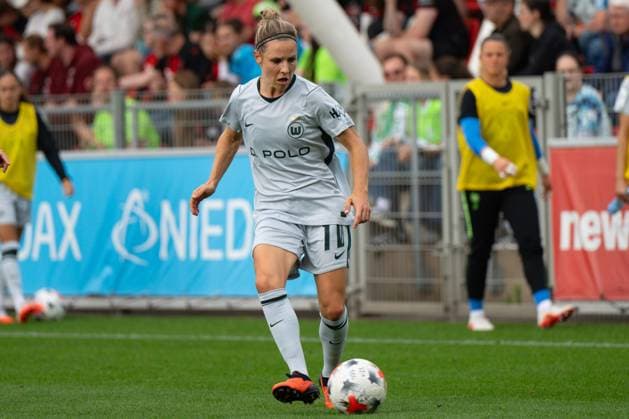 Svenja Huth 10 (VfL Wolfsburg Frauen) am Ball, Bayer 04 Leverkusen Frauen vs. VfL Wolfsburg Frauen, Fussball, Google Pixel Frauen-Bundesliga, 3. Spieltag, 2026 2027, 30.08.2026 DFB regulations prohibit any use of photographs as image sequences and or quasi-video Leverkusen Nordrhein-Westfalen Deutschland *** Svenja Huth 10 VfL Wolfsburg Women in Action, Bayer 04 Leverkusen Women vs. VfL Wolfsburg Women, Soccer, Google Pixel Women s Bundesliga, Matchday 3, 2026–2027, August 30, 2026 DFB regulations prohibit any use of photographs as image sequences and or quasi-video Leverkusen, North Rhine-Westphalia, Germany Copyright: xkolbert-press MarkusxVerwimpx