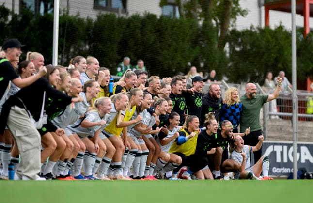 Team WOB feiert den Sieg nach dem Spiel, r. Trainer Stephan LERCH (WOB). Fussball Google Pixel Frauen 1. Bundesliga, 2. Spieltag, Bayer 04 Leverkusen (LEV) - VfL Wolfsburg (WOB), am 30.08.2026 in Leverkusen Deutschland Ulrich-Haberland-Stadion *** Team WOB celebrates the victory after the game, with coach Stephan LERCH. WOB Soccer, Google Pixel, Women s 1st Bundesliga, Matchday 2, Bayer 04 Leverkusen vs. VfL Wolfsburg (WOB), on August 30, 2026, in Leverkusen, Germany, at Ulrich Haberland Stadium
