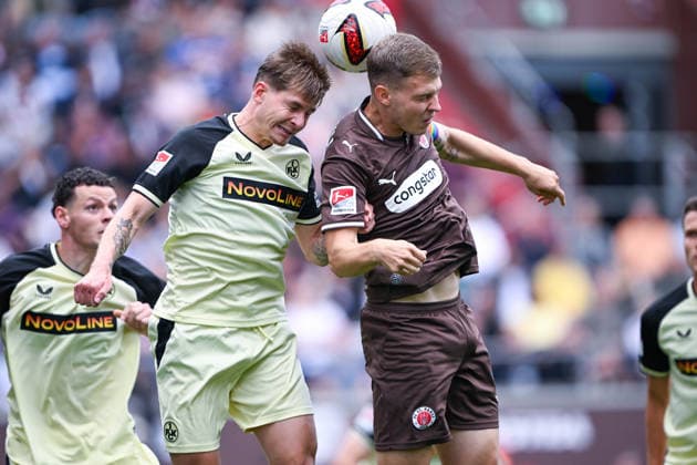2. Bundesliga - FC St. Pauli - 1. FC Kaiserslautern am 30.08.2026 im Millerntor-Stadion in Hamburg Paul Joly (Kaiserslautern) im Zweikampf gegen David Nemeth (St. Pauli) *** 2. Bundesliga: FC St. Pauli 1, FC Kaiserslautern on August 30, 2026, at Millerntor Stadium in Hamburg; Paul Joly of Kaiserslautern in a tackle against David Nemeth of St. Pauli MT