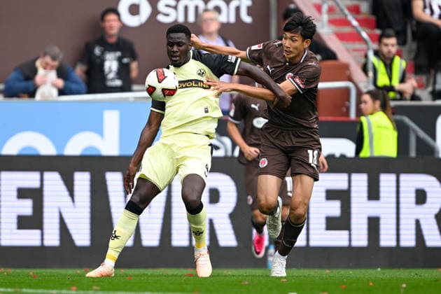 2. Bundesliga - FC St. Pauli - 1. FC Kaiserslautern am 30.08.2026 im Millerntor-Stadion in Hamburg Maxwell Gyamfi (Kaiserslautern) im Zweikampf gegen Taichi Hara (St. Pauli) *** 2. Bundesliga: FC St. Pauli 1, FC Kaiserslautern on August 30, 2026, at Millerntor Stadium in Hamburg. Maxwell Gyamfi of Kaiserslautern in a tackle against Taichi Hara of St. Pauli. MT