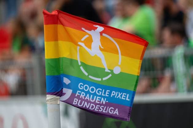 Eckfahne, Logo Google Pixel. Frauen-Bundesliga, regenbogenfarben, Bayer 04 Leverkusen Frauen vs. VfL Wolfsburg Frauen, Fussball, Google Pixel Frauen-Bundesliga, 3. Spieltag, 2026 2027, 30.08.2026 DFB regulations prohibit any use of photographs as image sequences and or quasi-video Leverkusen Nordrhein-Westfalen Deutschland *** Corner flag, Google Pixel Women s Bundesliga logo, rainbow colors, Bayer 04 Leverkusen Women vs. VfL Wolfsburg Women, soccer, Google Pixel Women s Bundesliga, Matchday 3, 2026–2027, August 30, 2026 DFB regulations prohibit any use of photographs as image sequences and or quasi-video Leverkusen, North Rhine-Westphalia, Germany Copyright: xkolbert-press MarkusxVerwimpx
