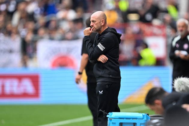 2. Bundesliga - FC St. Pauli - 1. FC Kaiserslautern am 30.08.2026 im Millerntor-Stadion in Hamburg Trainer Torsten Lieberknecht (Kaiserslautern) nachdenklich *** 2. Bundesliga: FC St. Pauli 1, FC Kaiserslautern on August 30, 2026, at Millerntor Stadium in Hamburg; Coach Torsten Lieberknecht of Kaiserslautern looks pensive MT