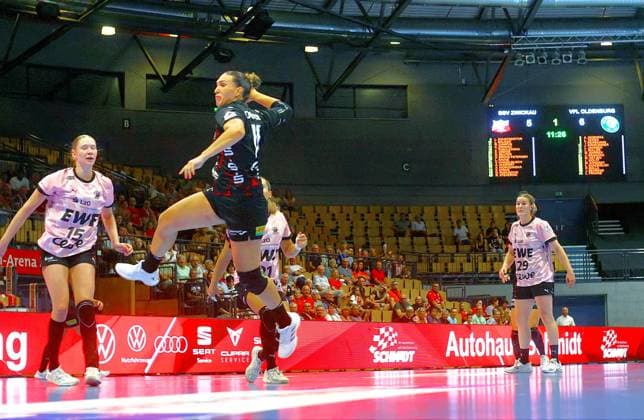 Sprungwurf von Rita Campos (Zwickau) Handball Frauen 1.Bundesliga 2026 27 BSV Sachsen Zwickau - VfL Oldenburg am 30.8.2026 in der Sparkassen-Arena Zwickau BSV Sachsen Zwickau - VfL Oldenburg