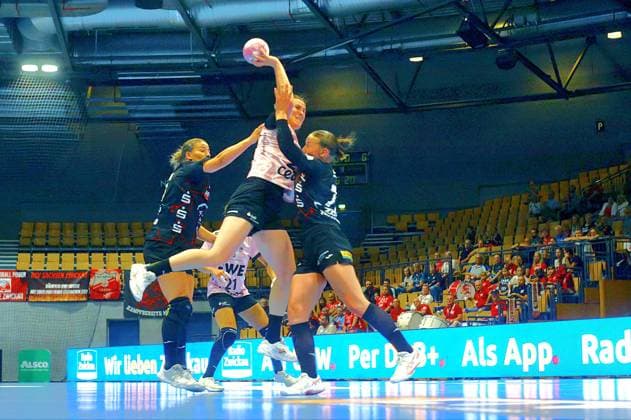 Sprungwurf von Paulina Golla (Oldenburg) , links Silje Brons Petersen (Zwickau) , rechts Zoe Stens (Zwickau) Handball Frauen 1.Bundesliga 2026 27 BSV Sachsen Zwickau - VfL Oldenburg am 30.8.2026 in der Sparkassen-Arena Zwickau BSV Sachsen Zwickau - VfL Oldenburg