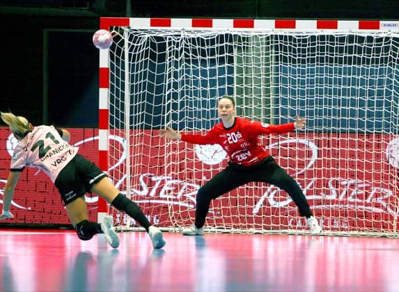 Joanna Granicka (Oldenburg) überwindet Torhüterin Katja Grewe (Zwickau) per Siebenmeter Handball Frauen 1.Bundesliga 2026 27 BSV Sachsen Zwickau - VfL Oldenburg am 30.8.2026 in der Sparkassen-Arena Zwickau BSV Sachsen Zwickau - VfL Oldenburg