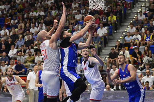 L-R Milovan Savic (Norway) and Ondrej Sehnal (Czechia) in action during the Men s European Basketball Championship Qualifier: Czechia vs Norway, in Prague, Czech Republic, on August 30, 2026. (CTKxPhoto VitxSimanek) CTKPhotoP2026083004293  CTKPhotoP2026083004293