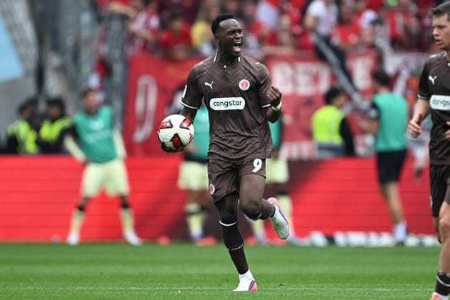 2. Bundesliga - FC St. Pauli - 1. FC Kaiserslautern am 30.08.2026 im Millerntor-Stadion in Hamburg Jubel, Torjubel, Torschuetze, Torschütze Abdoulie Ceesay (St. Pauli) jubelt nach seinem Tor zum 1:2. *** 2. Bundesliga: FC St. Pauli 1, FC Kaiserslautern on August 30, 2026, at Millerntor Stadium in Hamburg—Cheers, goal celebrations, goal scorers, goal scorer Abdoulie Ceesay—St. Pauli celebrates after his goal to make it 1–2 MT