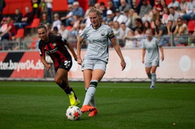 Janina Minge 6 (VfL Wolfsburg Frauen) spielt den Ball, Bayer 04 Leverkusen Frauen vs. VfL Wolfsburg Frauen, Fussball, Google Pixel Frauen-Bundesliga, 3. Spieltag, 2026 2027, 30.08.2026 DFB regulations prohibit any use of photographs as image sequences and or quasi-video Leverkusen Nordrhein-Westfalen Deutschland *** Janina Minge (No. 6, VfL Wolfsburg Women) passes the ball; Bayer 04 Leverkusen Women vs. VfL Wolfsburg Women, Soccer, Google Pixel Women s Bundesliga, Matchday 3, 2026–2027, August 30, 2026 DFB regulations prohibit any use of photographs as image sequences and or quasi-video Leverkusen, North Rhine-Westphalia, Germany Copyright: xkolbert-press MarkusxVerwimpx