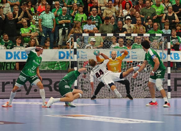 30.08.2026, xovx, Handball Opel Handball-Bundesliga, HSG Wetzlar - SG BBM Bietigheim v.l. Jona Schoch (HSG Wetzlar), Petter Överby (HSG Wetzlar), Mathias Larson (SG BBM Bietigheim) mit dem Tor zum 33:35, Bart Ravensbergen (HSG Wetzlar), Doruk Pehlivan (HSG Wetzlar) Wetzlar Buderus Arena Hessen Deutschland (DE)