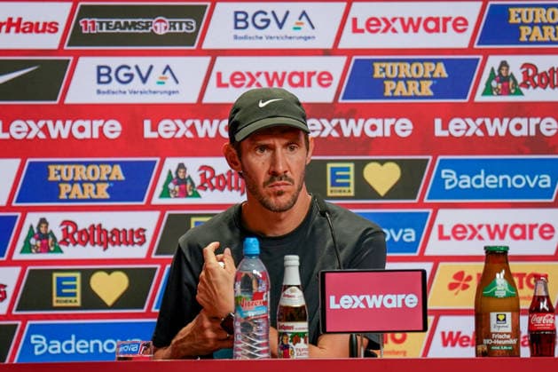 Deutschland: Fussball Bundesliga Saison 2026 - 2027, 1. Spieltag - SC Freiburg vs Werder Bremen - Europa Park Stadion (Freiburg): Julian Schuster (Trainer, SC Freiburg) Pressekonferenz, Medien *** Germany Soccer Bundesliga 2026–2027 Season, Matchday 1: SC Freiburg vs. Werder Bremen at Europa-Park Stadium in Freiburg; Julian Schuster, SC Freiburg Coach; SC Freiburg Press Conference; Media Copyright: xJOERANxSTEINSIEKx