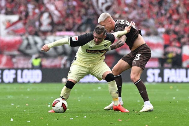 2. Bundesliga - FC St. Pauli - 1. FC Kaiserslautern am 30.08.2026 im Millerntor-Stadion in Hamburg Marlon Ritter (Kaiserslautern) im Zweikampf gegen Louis Oppie (St. Pauli) *** 2. Bundesliga: FC St. Pauli 1, FC Kaiserslautern on August 30, 2026, at Millerntor Stadium in Hamburg. Marlon Ritter of Kaiserslautern in a duel against Louis Oppie of St. Pauli. MT