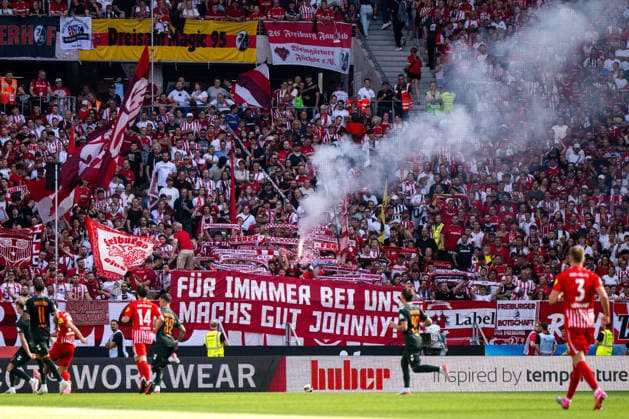 30.08.2026, GER, Fussball, Herren, 1. Bundesliga, Saison 2026 2027, 1. Spieltag, SC Freiburg vs. SV Werder Bremen Banner Plakat der Ultras Fans des SCF; Für immer bei uns, Machs gut Johnny!, darüber Pyrotechnik Bengalo Fackel, DFB DFL regulations prohibit any use of photographs as image sequences and or quasi-video Freiburg Europapark Stadion Baden-Württemberg Deutschland *** August 30, 2026, Germany, Soccer, Men s, Bundesliga 1, 2026–2027 Season, Matchday 1, SC Freiburg vs. SV Werder Bremen; banner poster by the SCF Ultras: With us forever, Take care, Johnny ; featuring pyrotechnics (Bengalo torch); DFB and DFL regulations prohibit any use of photographs as image sequences and or quasi-video. Freiburg Europapark Stadium, Baden-Württemberg, Germany Copyright: xNordphoto Memmlerx
