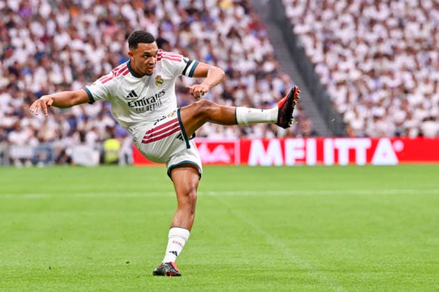 August 30, 2026, Madrid, Madrid, Spain: 12 TRENT ALEXANDER-ARNOLD of Real Madrid CF pases the ball during the match on Matchday 3 of the 2026-27 National League First Division Championship between REAL MADRID C.F. and MALAGA CF, played at the Bernabeu Stadium on August 30, 2026, in Madrid, Spain. Madrid Spain - ZUMAc312 20260830_zsp_c312_029 Copyright: xOscarxManuelxSanchezx