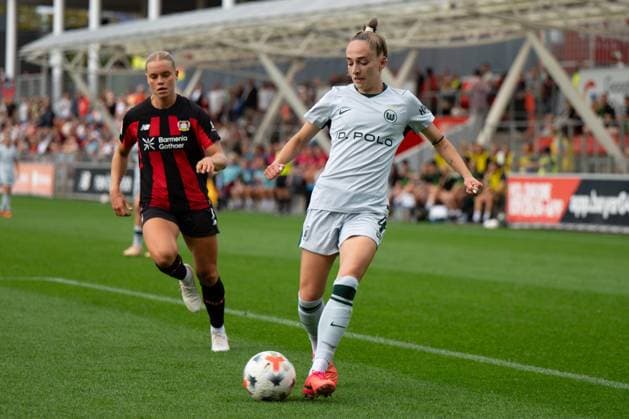 Sophia Kleinherne 4 (VfL Wolfsburg Frauen) spielt den Ball, Bayer 04 Leverkusen Frauen vs. VfL Wolfsburg Frauen, Fussball, Google Pixel Frauen-Bundesliga, 3. Spieltag, 2026 2027, 30.08.2026 DFB regulations prohibit any use of photographs as image sequences and or quasi-video Leverkusen Nordrhein-Westfalen Deutschland *** Sophia Kleinherne (No. 4, VfL Wolfsburg Women) passes the ball; Bayer 04 Leverkusen Women vs. VfL Wolfsburg Women; soccer; Google Pixel Women s Bundesliga; Matchday 3; 2026–2027, August 30, 2026 DFB regulations prohibit any use of photographs as image sequences and or quasi-video Leverkusen, North Rhine-Westphalia, Germany Copyright: xkolbert-press MarkusxVerwimpx