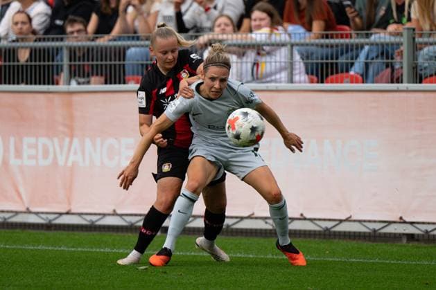 Svenja Huth 10 (VfL Wolfsburg Frauen) im Zweikampf, Aktion, mit Vanessa Fudalla 21 (Bayer 04 Leverkusen Frauen), Bayer 04 Leverkusen Frauen vs. VfL Wolfsburg Frauen, Fussball, Google Pixel Frauen-Bundesliga, 3. Spieltag, 2026 2027, 30.08.2026 DFB regulations prohibit any use of photographs as image sequences and or quasi-video Leverkusen Nordrhein-Westfalen Deutschland *** Svenja Huth 10 (VfL Wolfsburg Women) in a tackle, action shot, with Vanessa Fudalla 21 (Bayer 04 Leverkusen Women), Bayer 04 Leverkusen Women vs. VfL Wolfsburg Women, soccer, Google Pixel Women s Bundesliga, Matchday 3, 2026–2027, August 30, 2026. DFB regulations prohibit any use of photographs as image sequences and or quasi-video. Leverkusen, North Rhine-Westphalia, Germany Copyright: xkolbert-press MarkusxVerwimpx