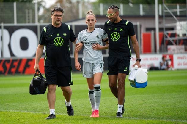 Sophia Kleinherne 4 (VfL Wolfsburg Frauen) wird verletzt vom Platz begleitet, Bayer 04 Leverkusen Frauen vs. VfL Wolfsburg Frauen, Fussball, Google Pixel Frauen-Bundesliga, 3. Spieltag, 2026 2027, 30.08.2026 DFB regulations prohibit any use of photographs as image sequences and or quasi-video Leverkusen Nordrhein-Westfalen Deutschland *** Sophia Kleinherne 4 of VfL Wolfsburg Women is escorted off the field due to injury, Bayer 04 Leverkusen Women vs. VfL Wolfsburg Women, Soccer, Google Pixel Women s Bundesliga, Matchday 3, 2026–2027, August 30, 2026 DFB regulations prohibit any use of photographs as image sequences and or quasi-video Leverkusen, North Rhine-Westphalia, Germany Copyright: xkolbert-press MarkusxVerwimpx