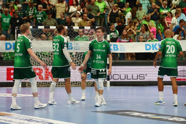 30.08.2026, xovx, Handball Opel Handball-Bundesliga, HSG Wetzlar - SG BBM Bietigheim v.l. Lange Gesichter nach der 33.35 Niederlage gegen Bietigheim bei Tristan Kirschner (HSG Wetzlar), Nikolaj Laesö (HSG Wetzlar), Paul Kompenhans (HSG Wetzlar) und Cyrill Akakpo (HSG Wetzlar) Wetzlar Buderus Arena Hessen Deutschland (DE)