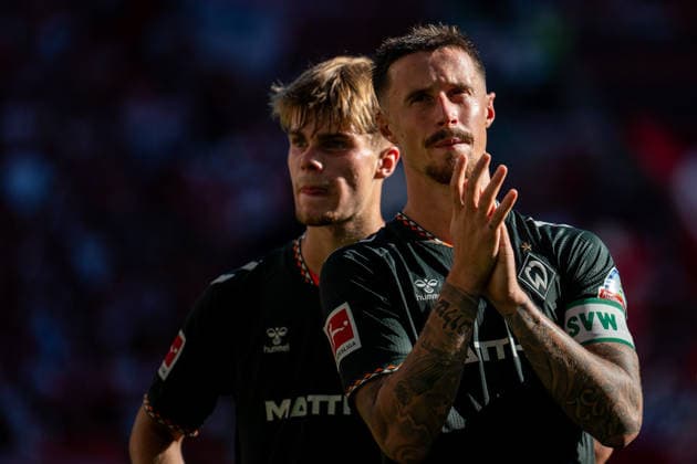 30.08.2026, GER, Fussball, Herren, 1. Bundesliga, Saison 2026 2027, 1. Spieltag, SC Freiburg vs. SV Werder Bremen Marco Friedl ( Werder Bremen, 32 ), Mick Schmetgens ( Werder Bremen, 33 ) sind enttäuscht über die Niederlage und bedanken sich bei den Fans, DFB DFL regulations prohibit any use of photographs as image sequences and or quasi-video Freiburg Europapark Stadion Baden-Württemberg Deutschland *** August 30, 2026, GER, Soccer, Men s, 1. Bundesliga, 2026–2027 Season, Matchday 1, SC Freiburg vs. SV Werder Bremen Marco Friedl, Werder Bremen, 32, Mick Schmetgens (Werder Bremen, 33) are disappointed by the loss and thank the fans. DFB and DFL regulations prohibit any use of photographs as image sequences and or quasi-video. Freiburg, Europapark Stadium, Baden-Württemberg, Germany Copyright: xNordphoto Memmlerx