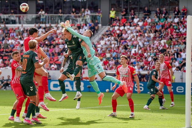 Deutschland: Fussball Bundesliga Saison 2026 - 2027, 1. Spieltag - SC Freiburg vs Werder Bremen - Europa Park Stadion (Freiburg): Karl Hein (Werder Bremen, 1) faustet den Ball aus dem Strafraum *** Germany Soccer Bundesliga 2026–2027 Season, Matchday 1: SC Freiburg vs. Werder Bremen at Europa-Park Stadium in Freiburg; Karl Hein of Werder Bremen punches the ball out of the penalty area Copyright: xJOERANxSTEINSIEKx