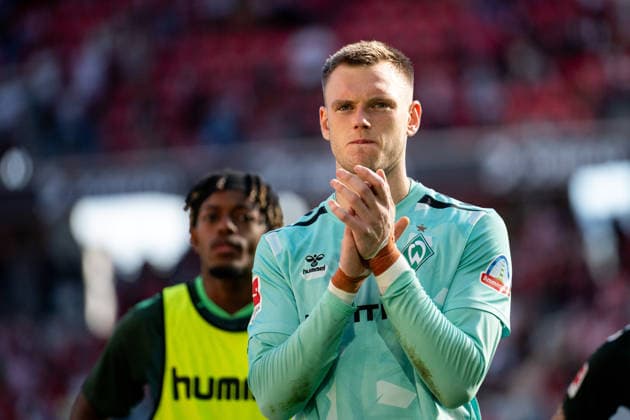 30.08.2026, GER, Fussball, Herren, 1. Bundesliga, Saison 2026 2027, 1. Spieltag, SC Freiburg vs. SV Werder Bremen Karl Hein ( Werder Bremen, 01 ) ist enttäuscht über die Niederlage und bedankt sich bei den Fans, DFB DFL regulations prohibit any use of photographs as image sequences and or quasi-video Freiburg Europapark Stadion Baden-Württemberg Deutschland *** August 30, 2026, GER, Soccer, Men s, Bundesliga 1, 2026–2027 Season, Matchday 1, SC Freiburg vs. SV Werder Bremen; Karl Hein of Werder Bremen (No. 01) is disappointed by the loss and thanks the fans; DFB and DFL regulations prohibit any use of photographs as image sequences and or quasi-video; Freiburg, Europapark Stadium, Baden-Württemberg, Germany Copyright: xNordphoto Memmlerx
