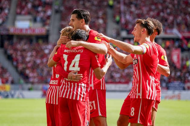 Deutschland: Fussball Bundesliga Saison 2026 - 2027, 1. Spieltag - SC Freiburg vs Werder Bremen - Europa Park Stadion (Freiburg): Igor Matanovic (SC Freiburg, 31) Yuito Suzuki (SC Freiburg, 14) Niklas Beste (SC Freiburg, 19) Maximilian Eggestein (SC Freiburg, 8) Derry Scherhant (SC Freiburg, 7) Freude, Emotionen, Jubel *** Germany Soccer Bundesliga 2026–2027 Season, Matchday 1: SC Freiburg vs. Werder Bremen at Europa-Park Stadium in Freiburg; Igor Matanovic (SC Freiburg), 31 Yuito Suzuki, SC Freiburg; 14 Niklas Beste, SC Freiburg; 19 Maximilian Eggestein, SC Freiburg; 8 Derry Scherhant, SC Freiburg; 7 Joy, emotions, cheers Copyright: xJOERANxSTEINSIEKx