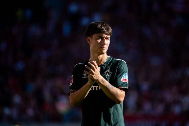 30.08.2026, GER, Fussball, Herren, 1. Bundesliga, Saison 2026 2027, 1. Spieltag, SC Freiburg vs. SV Werder Bremen Patrice Covic ( Werder Bremen, 24 ) ist enttäuscht über die Niederlage und bedankt sich bei den Fans, DFB DFL regulations prohibit any use of photographs as image sequences and or quasi-video Freiburg Europapark Stadion Baden-Württemberg Deutschland Copyright: xNordphoto Memmlerx