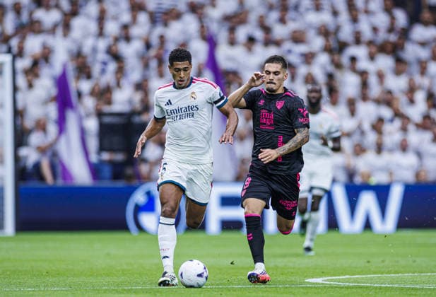 Real Madrid CF v Malaga CF - LaLiga MADRID, SPAIN - AUGUST 30: Jude Bellingham of Real Madrid CF (L) battles for the ball with Carlos Ruiz Rubio of Malaga CF (R) during the LaLiga EA Sports match between Real Madrid CF and Malaga CF at Bernabeu Stadium on August 30, 2026 in Madrid, Spain. Pablo Garcia Sacristan Anadolu Madrid Spain. Editorial use only. Please get in touch for any other usage.  Copyright: x2026xAnadoluxPabloxGarciaxSacristanx