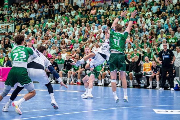 OPEL Handball Bundesliga; HSG Wetzlar - SG BBM Bietigheim, 30.08.26 Mathias Larson (SG BBM Bietigheim, 44), Petter Oeverby (HSG Wetzlar, 11), Marti Soler (HSG Wetzlar, 23), OPEL Handball Bundesliga; HSG Wetzlar - SG BBM Bietigheim: Wetzlar, 30.08.26 Copyright: xBEAUTIFULxSPORTS Roeczeyx