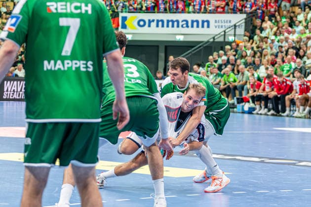 OPEL Handball Bundesliga; HSG Wetzlar - SG BBM Bietigheim, 30.08.26 Mathias Larson (SG BBM Bietigheim, 44), Marti Soler (HSG Wetzlar, 23), Jona Schoch (HSG Wetzlar, 22) OPEL Handball Bundesliga; HSG Wetzlar - SG BBM Bietigheim: Wetzlar, 30.08.26 Copyright: xBEAUTIFULxSPORTS Roeczeyx