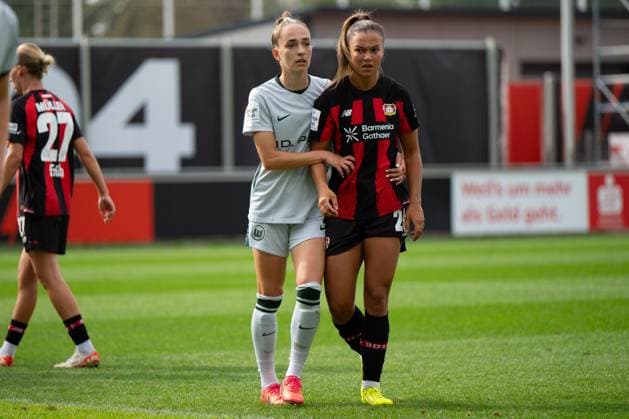 Maja Sternad 23 (Bayer 04 Leverkusen Frauen) eng beacht von Sophia Kleinherne 4 (VfL Wolfsburg Frauen), Bayer 04 Leverkusen Frauen vs. VfL Wolfsburg Frauen, Fussball, Google Pixel Frauen-Bundesliga, 3. Spieltag, 2026 2027, 30.08.2026 DFB regulations prohibit any use of photographs as image sequences and or quasi-video Leverkusen Nordrhein-Westfalen Deutschland *** Maja Sternad 23, Bayer 04 Leverkusen Women, closely marked by Sophia Kleinherne 4, VfL Wolfsburg Women; Bayer 04 Leverkusen Women vs. VfL Wolfsburg Women; Soccer; Google Pixel Women s Bundesliga; Matchday 3; 2026–2027, August 30, 2026 DFB regulations prohibit any use of photographs as image sequences and or quasi-video Leverkusen, North Rhine-Westphalia, Germany Copyright: xkolbert-press MarkusxVerwimpx