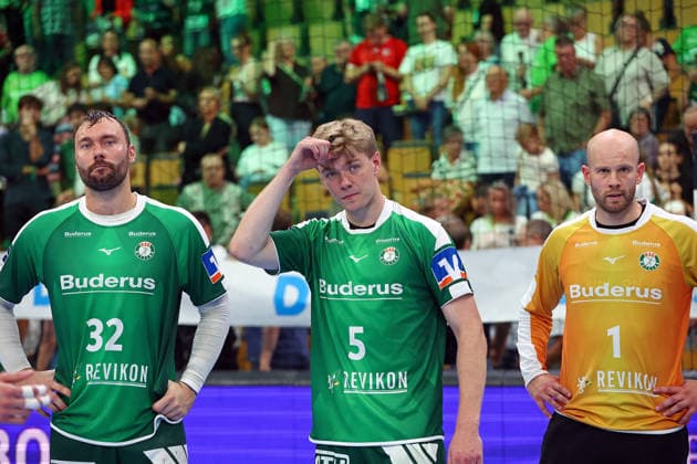 30.08.2026, xovx, Handball Opel Handball-Bundesliga, HSG Wetzlar - SG BBM Bietigheim Lange Gesichter bei dv.l. Nikolaj Laesö (HSG Wetzlar), Tristan Kirschner (HSG Wetzlar) und Bart Ravensbergen (HSG Wetzlar) nach der 33:35 Niederlage gegen den SC BBM Bietigheim Wetzlar Buderus Arena Hessen Deutschland (DE)