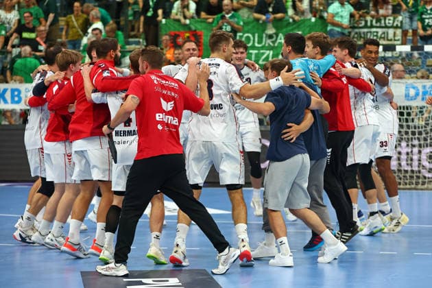 30.08.2026, xovx, Handball Opel Handball-Bundesliga, HSG Wetzlar - SG BBM Bietigheim Die Spieler der SC BBM Bietigheim feiern den 35:33 Sieg in Wetzlar Wetzlar Buderus Arena Hessen Deutschland (DE)
