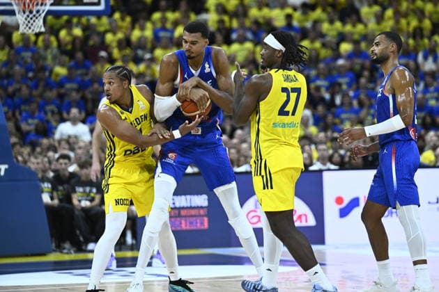 France s Victor Wembanyama in battle against Sweden s Melwin Pantzar and Zaba Bangala during the Fiba World Cup Qualifier, second round group L, basket ball match between Sweden and France at Avicii Arena in Stockholm, Sweden August 30, 2026. STOCKHOLM SWEDEN x10080x