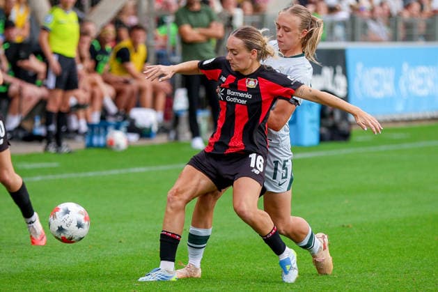 30.08.2026, xsscx, Frauen Fussball, Bayer 04 Leverkusen - VfL Wolfsburg, 1. Fußball Bundesliga, 2. Spieltag, Ulrich-Haberland-Stadion, Saison 2026 2027: Weronika Arasniewicz (VfL Wolfsburg 15) im Zweikampf gegen Lobke Loonen (Bayer 04 Leverkusen 18) DFB regulations prohibit any use of photographs as image sequences and or quasi-video. Photo: xSandraxScherningxPressefotoKochx Nordrhein-Westfalen Deutschland *** August 30, 2026, xsscx, Women s Soccer, Bayer 04 Leverkusen vs. VfL Wolfsburg, German Women s Bundesliga, Matchday 2, Ulrich Haberland Stadium, 2026–2027 Season: Weronika Arasniewicz (VfL Wolfsburg, No. 15) in a tackle against Lobke Loonen (Bayer 04 Leverkusen, No. 18). DFB regulations prohibit any use of photographs as image sequences and or quasi-video. Photo: xSandraxScherningxPressefotoKochx North Rhine-Westphalia, Germany