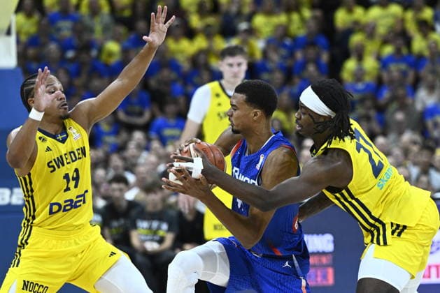 France s Victor Wembanyama in battle against Sweden s Melwin Pantzar and Zaba Bangala during the Fiba World Cup Qualifier, second round group L, basket ball match between Sweden and France at Avicii Arena in Stockholm, Sweden August 30, 2026. STOCKHOLM SWEDEN x10080x