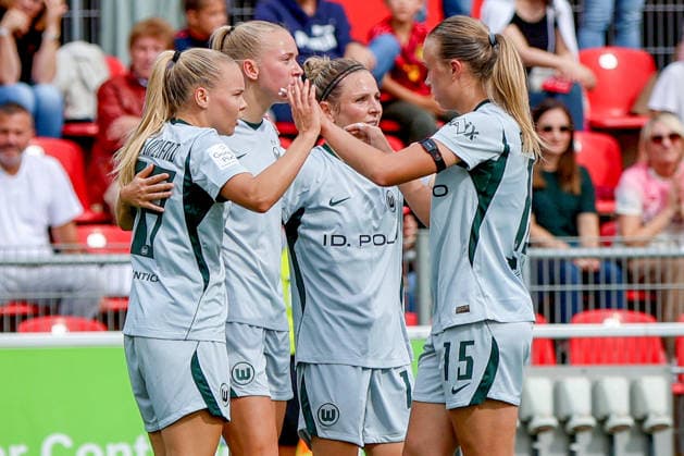 30.08.2026, xsscx, Frauen Fussball, Bayer 04 Leverkusen - VfL Wolfsburg, 1. Fußball Bundesliga, 2. Spieltag, Ulrich-Haberland-Stadion, Saison 2026 2027: Die Mannschaft von VfL Wolfsburg feiert das Tor zum 0:1 durch Torschützin Ella Peddemors (VfL Wolfsburg 5) DFB regulations prohibit any use of photographs as image sequences and or quasi-video. Photo: xSandraxScherningxPressefotoKochx Nordrhein-Westfalen Deutschland *** August 30, 2026, xsscx, Women s Soccer, Bayer 04 Leverkusen vs. VfL Wolfsburg, Bundesliga 1, Matchday 2, Ulrich Haberland Stadium, 2026–2027 Season: The VfL Wolfsburg team celebrates the 0–1 goal scored by Ella Peddemor. VfL Wolfsburg 5. DFB regulations prohibit any use of photographs as image sequences and or quasi-video. Photo: xSandraxScherningxPressefotoKochx North Rhine-Westphalia, Germany