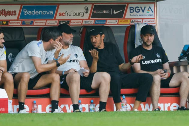 Julian Schuster (SC Freiburg, Trainer) auf der Bank , Deutschland, Fussball, 1. Bundesliga, 1.Spieltag, 2026 2027, SC Freiburg vs. SV Werder Bremen, 30.08.2026, Freiburg im Breisgau Europa-Park Stadion Deutschland *** Julian Schuster, SC Freiburg, Coach on the bench, Germany, Soccer, Bundesliga 1, Matchday 1, 2026–2027, SC Freiburg vs. SV Werder Bremen, August 30, 2026, Freiburg im Breisgau, Europa-Park Stadium, Germany Copyright: xGrantxHubbsx