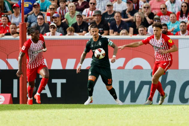 Cyriaque Irie (SC Freiburg, 22), Marco Friedl (SV Werder Bremen, 32) und Derry Scherhant (SC Freiburg, 07) im Kampf um den Ball , Deutschland, Fussball, 1. Bundesliga, 1.Spieltag, 2026 2027, SC Freiburg vs. SV Werder Bremen, 30.08.2026, Freiburg im Breisgau Europa-Park Stadion Deutschland *** Cyriaque Irie (SC Freiburg), 22, Marco Friedl (SV Werder Bremen), 32, and Derry Scherhant (SC Freiburg), 07, battling for the ball, Germany, soccer, Bundesliga 1, Matchday 1, 2026–2027, SC Freiburg vs. SV Werder Bremen, August 30, 2026, Freiburg im Breisgau, Europa-Park Stadium, Germany Copyright: xGrantxHubbsx